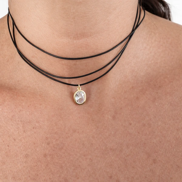 Colar Couro Preto com Zircônia Oval em Dourado