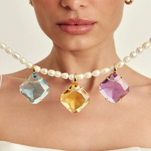 Pingente Quadrado Grande de Pedra com Zircônias em Dourado