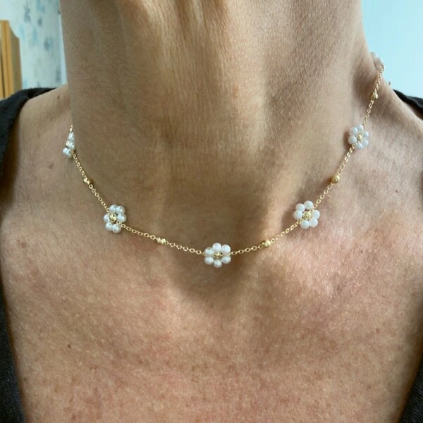 Colar com Flores de Perolinhas em Dourado