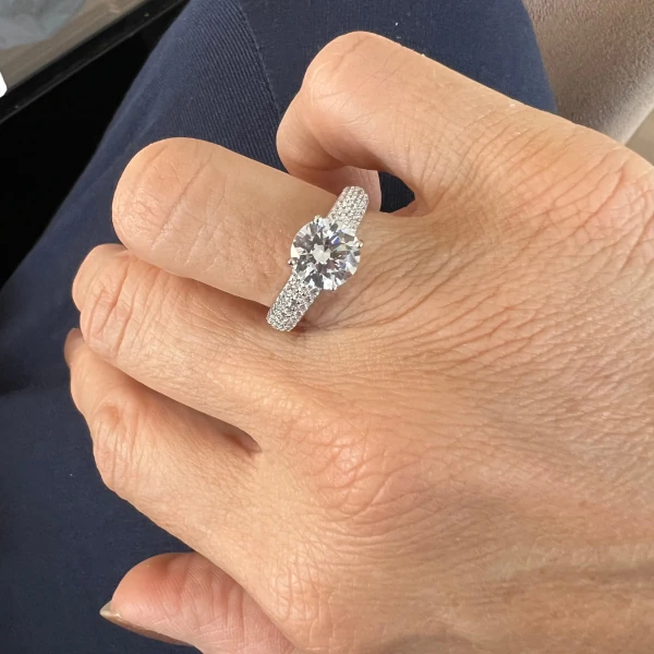 Anel Solitário com Laterais Cravejadas em Prata 925