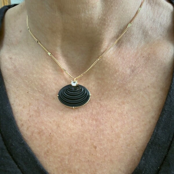 Colar Corrente Trabalhada com Pingente Concha Preta com Zircônia em Dourado