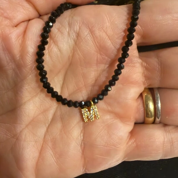 Colar Cristal Preto com Letra Inicial Cravejada com Zircônias em Dourado