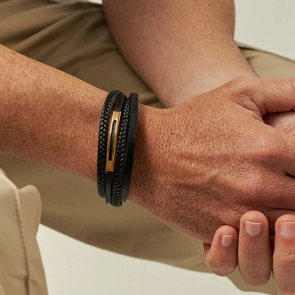 Pulseira Couro Triplo Marrom com Dourado em Aço