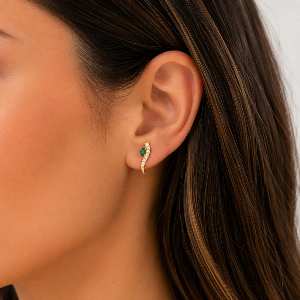 Brinco Earcuff com Esmeralda Fusion em Dourado