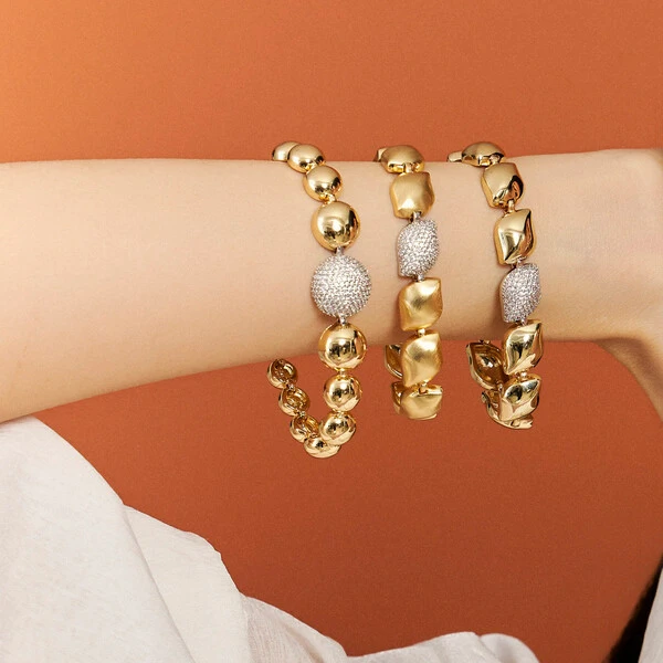 Pulseira Peças Foscas e 1 Cravejada em Dourado
