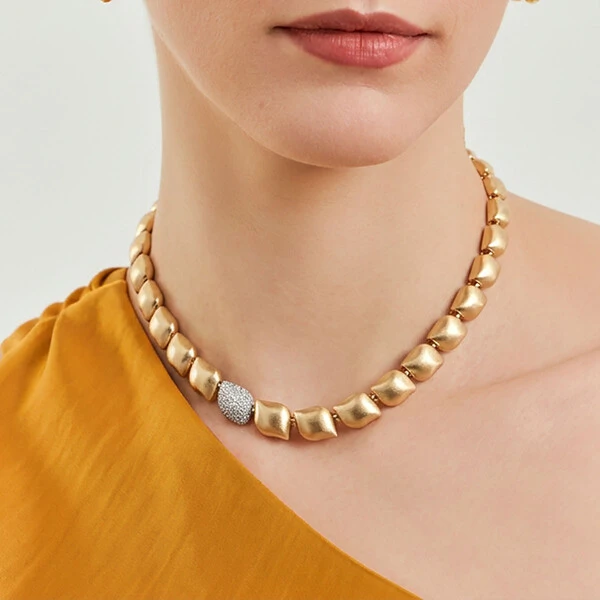 Gargantilha Fosca com 1 Peça Cravejada com Zircônias em Dourado