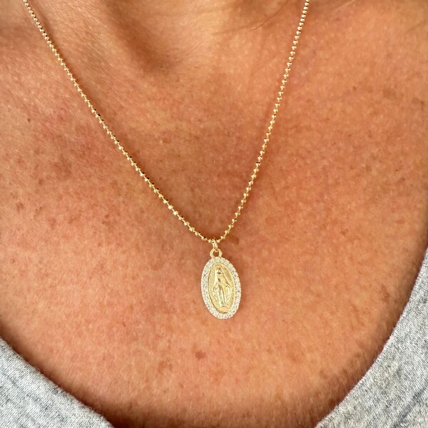 Colar Bolinhas com Pingente N Sra com Zircônias em Dourado