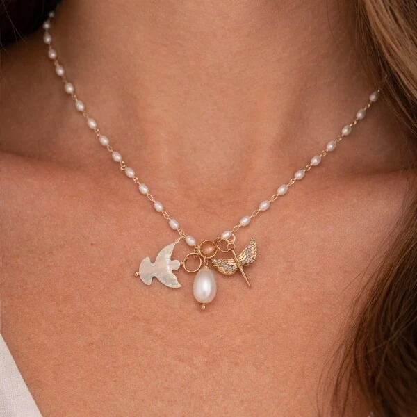 Colar Pérolas e Espírito Santo de Madreperola em Dourado