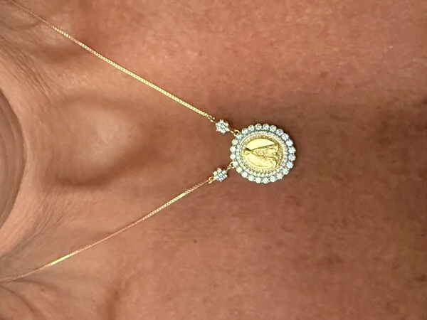 Colar N Sra Aparecida Zircônias laterais com Banho de Ouro em Prata 925