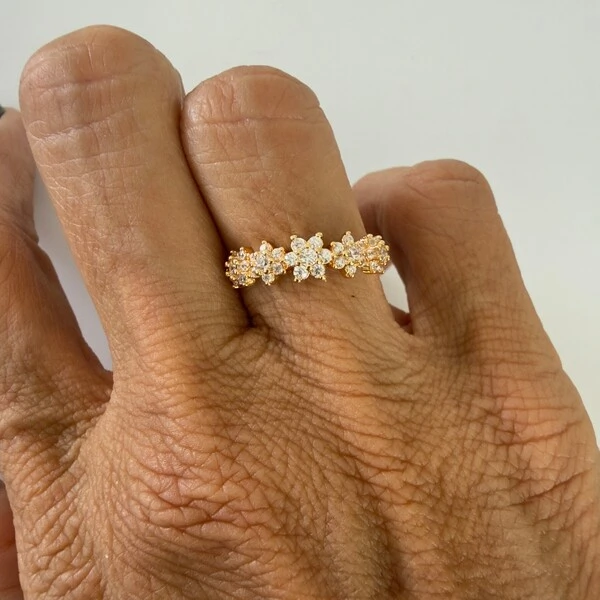 Meia Aliança Florzinhas com Zircônias em Dourado