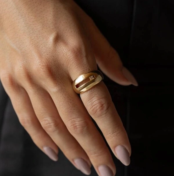 Anel Largo com Recorte e Zircônias em Dourado