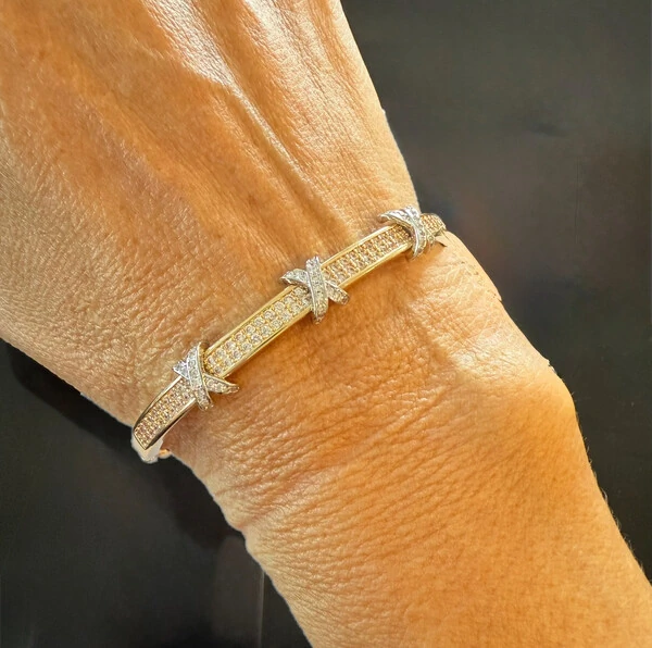 Bracelete com X Em Ródio Cravejado com Zircônias em Dourado