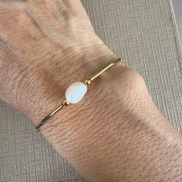 Pulseira Canutilhos Dourados e Pérola Água Doce