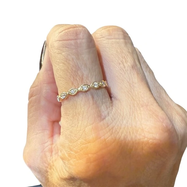 Meia Aliança com Zircônias em Dourado