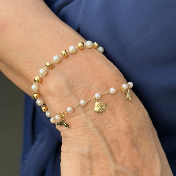 Pulseira Pérolas com Pingentes de Estrela, Concha, Baleia em Dourado