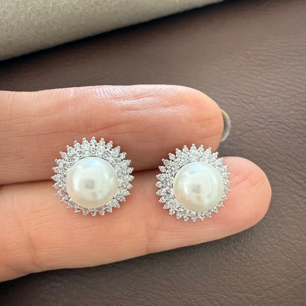 Brinco Redondo com Zircônias e Miolo Pérola Shell em Prata 925