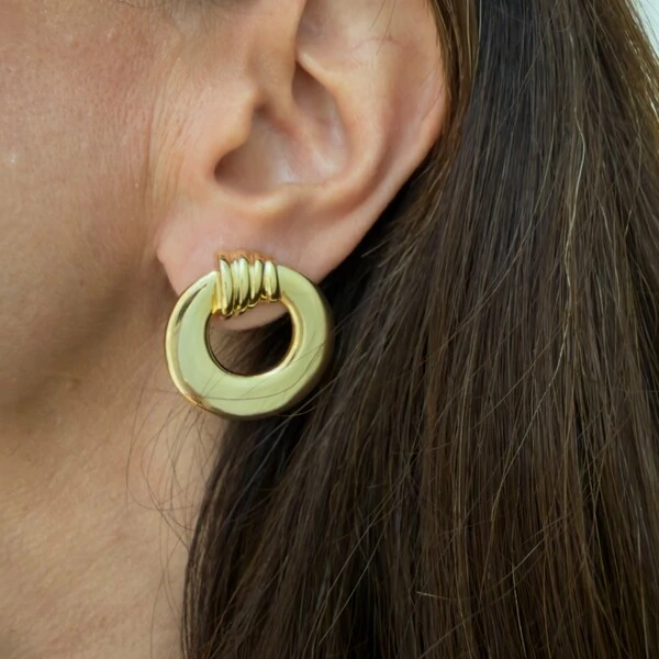 Brinco Círculo Vazado em Dourado