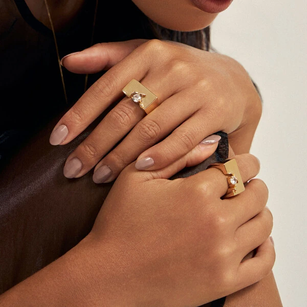 Anel Grande Retangular com Zircônia em Dourado