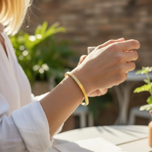 Bracelete Chato Aço em Dourado