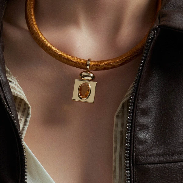 Pingente Quadrado com Citrino Oval em Dourado