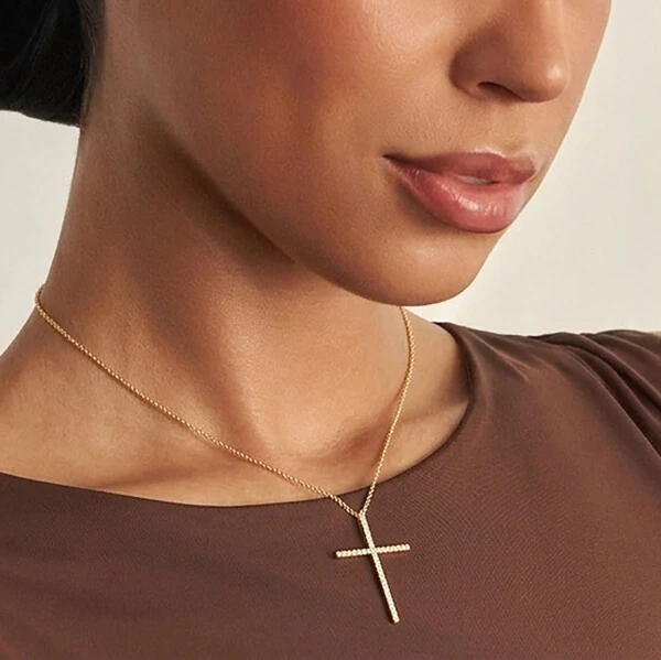 Colar Cruz Cravejada com Zircônias em Dourado