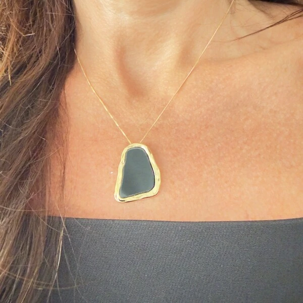 Colar Peça Orgânica Esmaltada Preta em Dourado