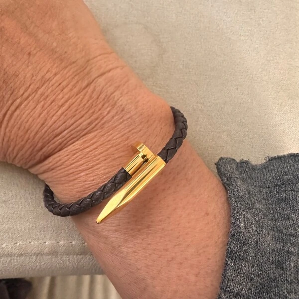 Pulseira Couro Marrom com Prego Dourado em Aço