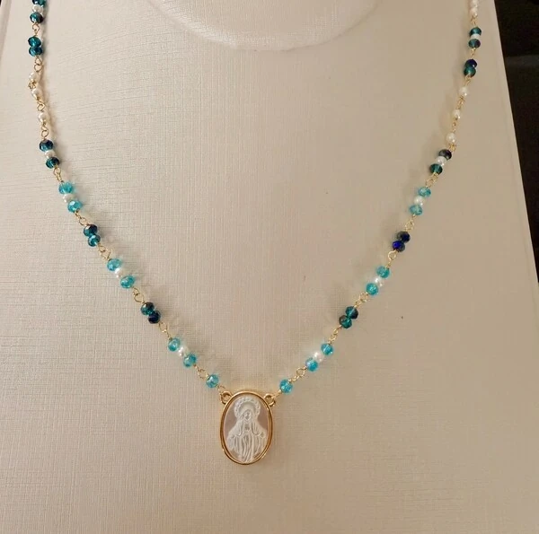 Colar com Pedras Naturais e Pingente Jesus em Madrepérola em Dourado