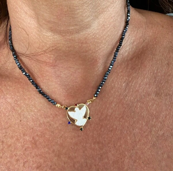 Colar Hematita com Espírito Santo em Madrepérola em Dourado