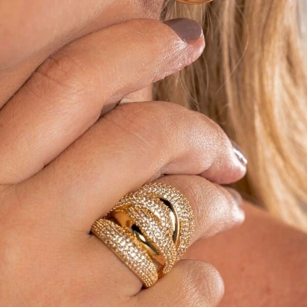 Anel Grande Filetes Cravejados com Zircônias em Dourado