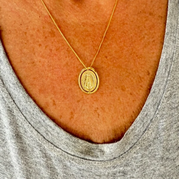 Colar com Pingente Oval N Sra Aparecida com Zircônias em Dourado