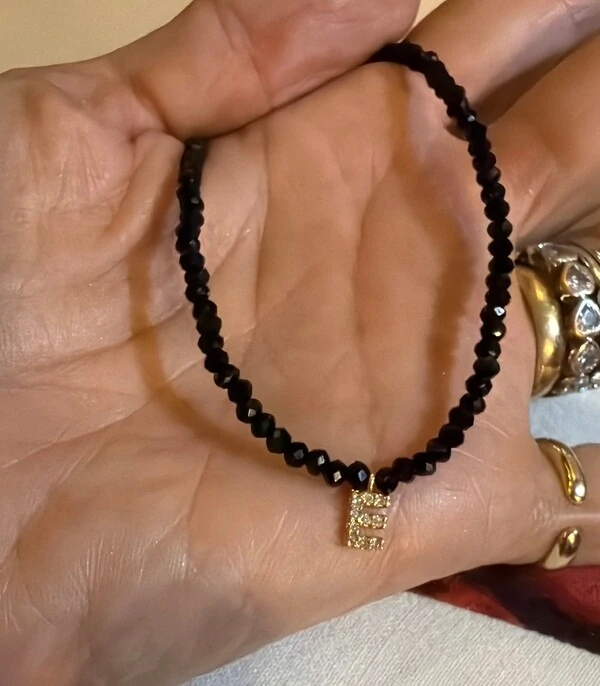 Colar Cristal Preto com Letra Inicial Cravejada com Zircônias em Dourado