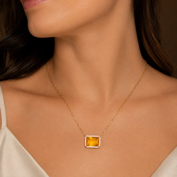Colar Cartier com Pingente Retangular em Dourado
