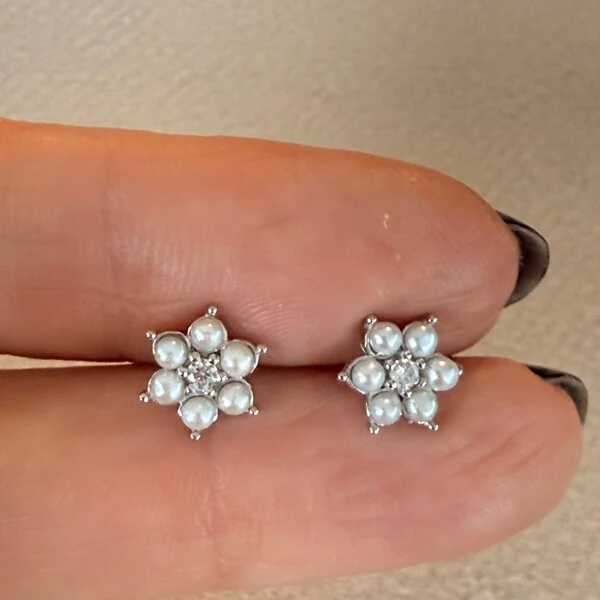 Brinco Flor com Perolinhas em Prata 925