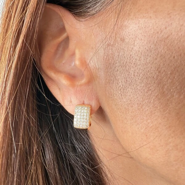Brinco Argola Retangular Cravejada com Zircônias em Dourado