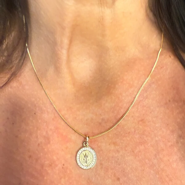 Colar com São Bento Cravejado Lateral com Zirconias em Dourado