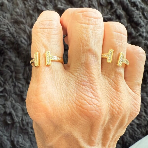 Anel T Cravejado com Zircônias em Dourado