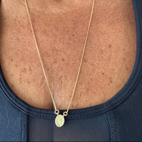 Escapulário Nossa Senhora Cravejado com Zircônias em Dourado