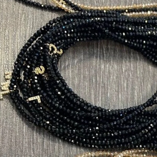 Colar Cristal Preto com Letra Inicial Cravejada com Zircônias em Dourado