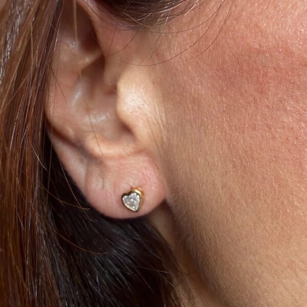 Brinco Coração com Zircônia Garra Inglesa em Dourado