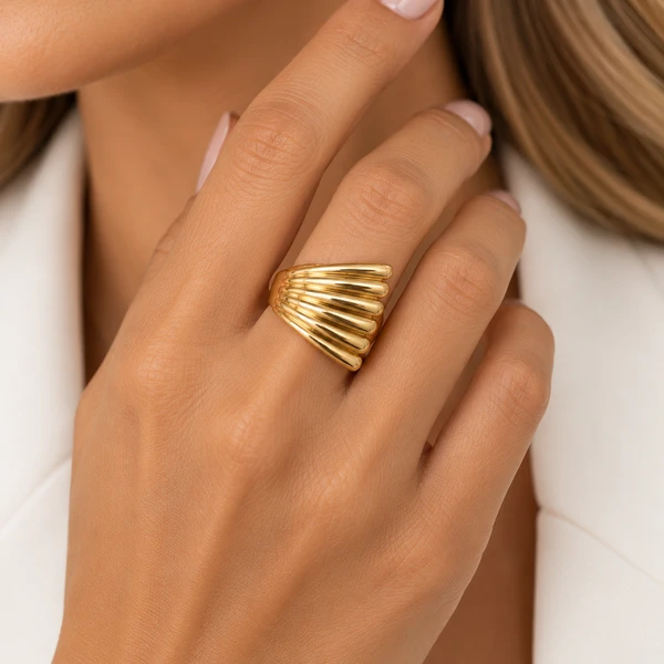 Anel Retangular Filetado em Dourado