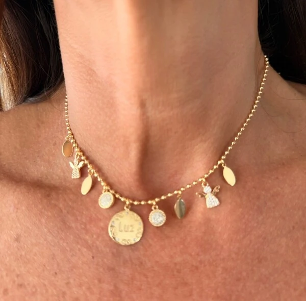 Colar Bolinhas com Vários Pingentes Pendurados em Dourado