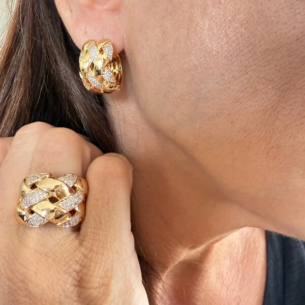 Brinco Argola Entrelaçada Lisa e Cravejada com Zircônias em Dourado