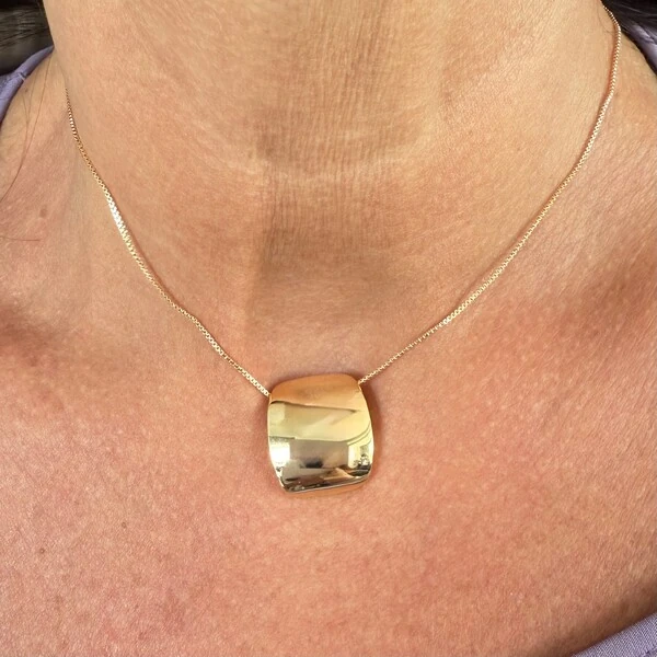 Colar Quadrado Liso com Lateral Cravejada com Zircônias em Dourado