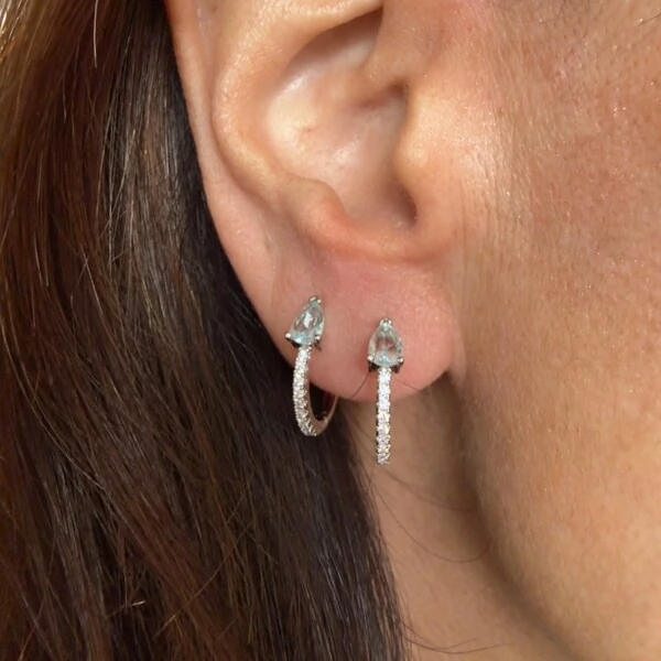 Brinco Argolinha Cravejada com Zircônias e Gota de Água Marinha Fusion em Ródio