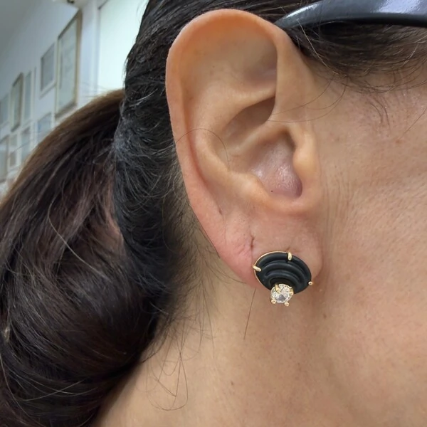 Brinco Concha Preta com Zircônia em Dourado