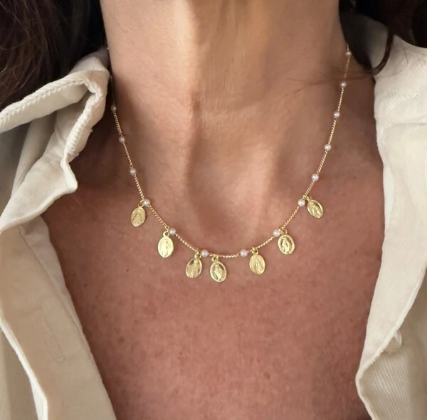 Colar Medalhinhas Nossa Senhora e Perolinhas em Dourado