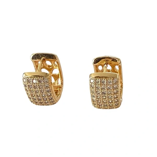 Brinco Argola Retangular Cravejada com Zircônias em Dourado