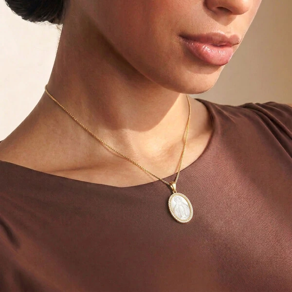 Colar N Sra das Graças em Madrepérola com Zircônias em Dourado