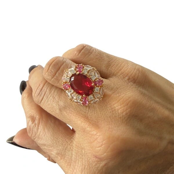 Anel Oval com Rubi Fusion e Zircônias em Dourado